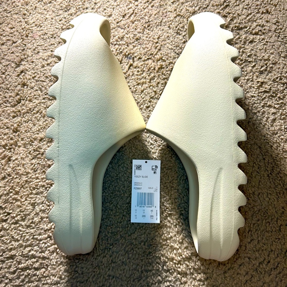 Adidas Yeezy Slides Bone - NEGOTIABLE - BRAND NEW